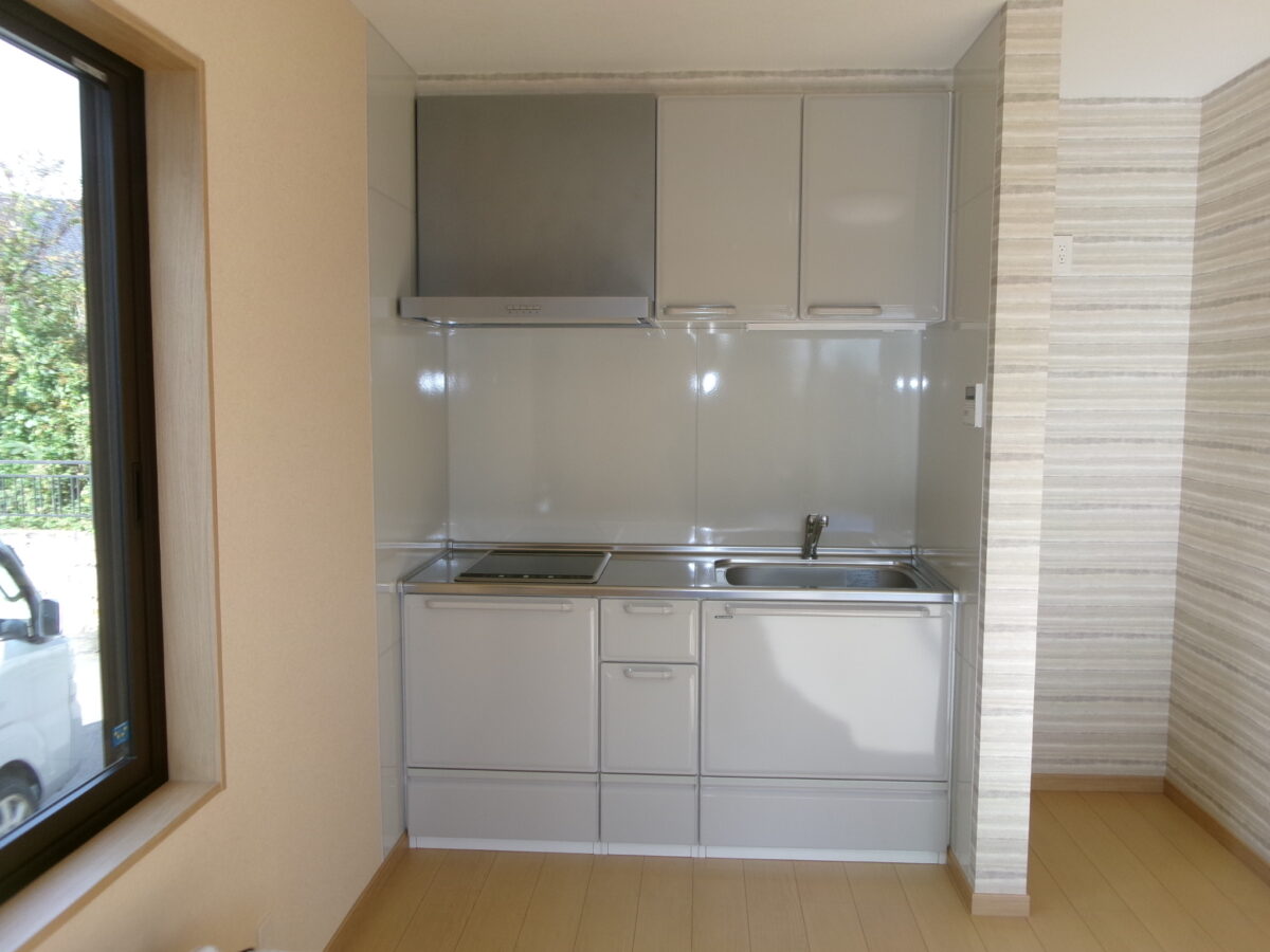 画像：工事後　親世帯キッチン和室だったスペースに、新たに給排水設備を整え親世帯キッチンを新設しました。 IHクッキングヒーターで安心安全にお好きなタイミングでお料理して頂けます。　