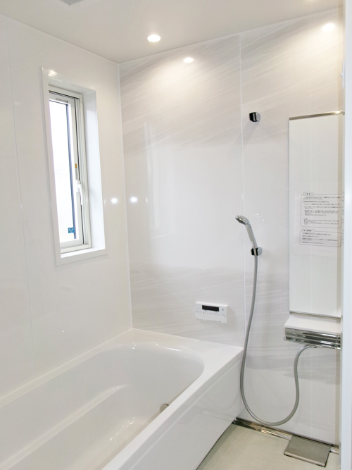 画像：工事後浴室は明るく暖かくなり、浴槽も大きくなって癒しの空間となりました。