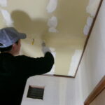 サムネイル：工事後の洗面所です。床は張り替えられ新たに点検口も設けました。