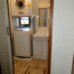 サムネイル：工事後の洗面所です。床は張り替えられ新たに点検口も設けました。