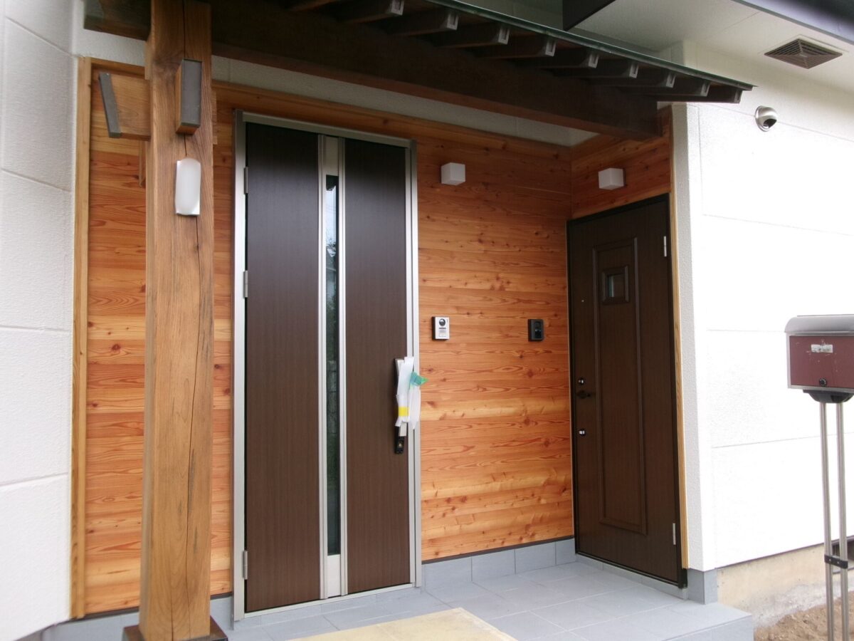 画像：世帯ごとの玄関を設けることで、それぞれの生活リズムを保ちながら過ごすことができます。