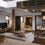 サムネイル：玄関収納玄関横に靴のまま入れる大容量の玄関収納を配置。