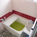 サムネイル：工事後の洗面所です。床は張り替えられ新たに点検口も設けました。