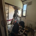 サムネイル：工事後の洗面所です。床は張り替えられ新たに点検口も設けました。