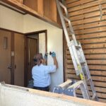 サムネイル：工事後の洗面所です。床は張り替えられ新たに点検口も設けました。