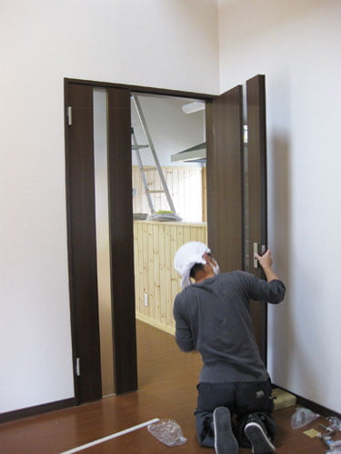 画像:建具取り付け