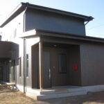 サムネイル：玄関収納玄関横に靴のまま入れる大容量の玄関収納を配置。