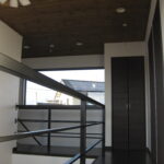 サムネイル：玄関収納玄関横に靴のまま入れる大容量の玄関収納を配置。