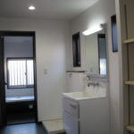 サムネイル：玄関収納玄関横に靴のまま入れる大容量の玄関収納を配置。