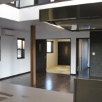 サムネイル：玄関収納玄関横に靴のまま入れる大容量の玄関収納を配置。