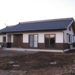 サムネイル：リビング広々としたリビング。 写真左手が、間続きの和室です。 壁にも天井にも、無垢の板を張り、贅沢に木材を使用している様子がお分かりいただけるでしょうか。