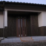 サムネイル：リビング広々としたリビング。 写真左手が、間続きの和室です。 壁にも天井にも、無垢の板を張り、贅沢に木材を使用している様子がお分かりいただけるでしょうか。