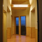 サムネイル：リビング広々としたリビング。 写真左手が、間続きの和室です。 壁にも天井にも、無垢の板を張り、贅沢に木材を使用している様子がお分かりいただけるでしょうか。