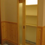 サムネイル：リビング広々としたリビング。 写真左手が、間続きの和室です。 壁にも天井にも、無垢の板を張り、贅沢に木材を使用している様子がお分かりいただけるでしょうか。