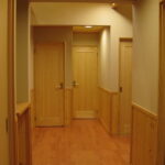 サムネイル：リビング広々としたリビング。 写真左手が、間続きの和室です。 壁にも天井にも、無垢の板を張り、贅沢に木材を使用している様子がお分かりいただけるでしょうか。