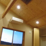 サムネイル：リビング広々としたリビング。 写真左手が、間続きの和室です。 壁にも天井にも、無垢の板を張り、贅沢に木材を使用している様子がお分かりいただけるでしょうか。