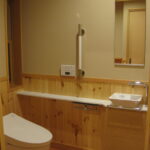 サムネイル：リビング広々としたリビング。 写真左手が、間続きの和室です。 壁にも天井にも、無垢の板を張り、贅沢に木材を使用している様子がお分かりいただけるでしょうか。