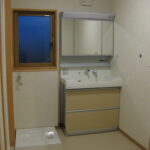 サムネイル：リビング広々としたリビング。 写真左手が、間続きの和室です。 壁にも天井にも、無垢の板を張り、贅沢に木材を使用している様子がお分かりいただけるでしょうか。