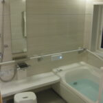 サムネイル：リビング広々としたリビング。 写真左手が、間続きの和室です。 壁にも天井にも、無垢の板を張り、贅沢に木材を使用している様子がお分かりいただけるでしょうか。