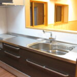 サムネイル：リビング広々としたリビング。 写真左手が、間続きの和室です。 壁にも天井にも、無垢の板を張り、贅沢に木材を使用している様子がお分かりいただけるでしょうか。