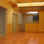 サムネイル：リビング広々としたリビング。 写真左手が、間続きの和室です。 壁にも天井にも、無垢の板を張り、贅沢に木材を使用している様子がお分かりいただけるでしょうか。