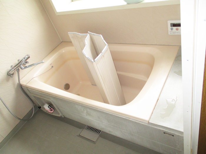 画像：施工前　浴室はとてもきれいにお使いでしたが、浴槽が小さく、設備が古くなっていました。