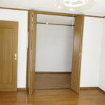 サムネイル：完成　ホーロー素材のシステムキッチンに入れ替え、傷がつきにくく掃除も楽。大容量の収納も魅力です。