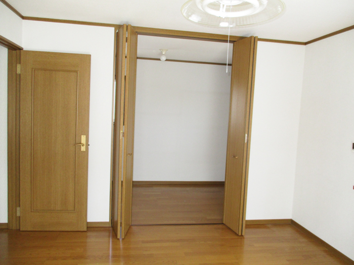 画像：施工前・2階　奥が納戸、手前が主寝室です。つなげて間取りを変えLDKにします。