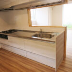 サムネイル:システムキッチン入替え:室内の明るいインテリアに合わせて明るめのカラーをセレクトしました。良い雰囲気に仕上げました。