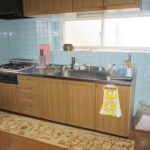 サムネイル：完成　ホーロー素材のシステムキッチンに入れ替え、傷がつきにくく掃除も楽。大容量の収納も魅力です。