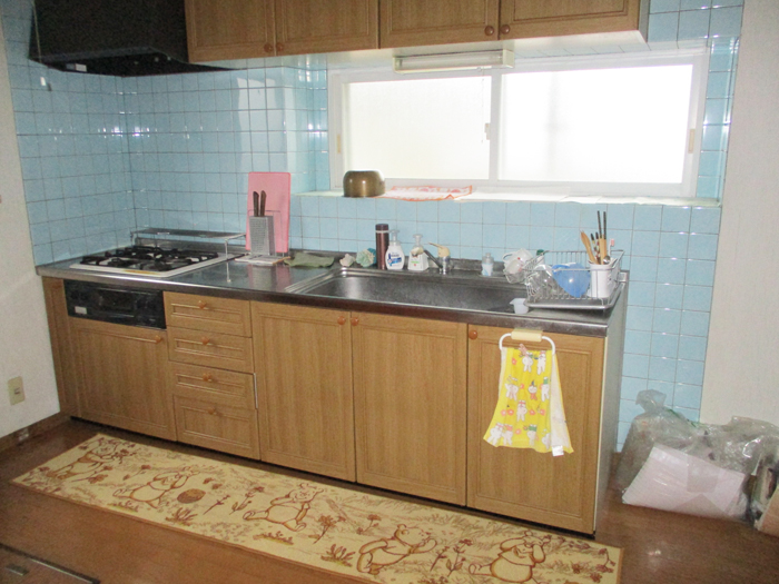 画像：施工前・１階キッチン　１階の親世帯スペースのキッチン。丁寧にお使いになられていましたが、施主様曰く収納力が物足りませんでした。