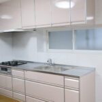 サムネイル：完成　ホーロー素材のシステムキッチンに入れ替え、傷がつきにくく掃除も楽。大容量の収納も魅力です。