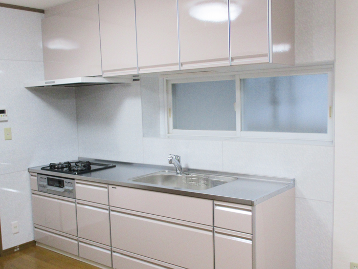 画像：完成　ホーロー素材のシステムキッチンに入れ替え、傷がつきにくく掃除も楽。大容量の収納も魅力です。