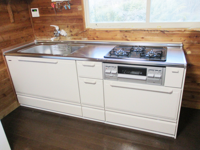 画像：工事後：天板の高さ、作業スペースの大きさ、シンクの大きさ、コンロはガス・IH。と、お客様の使い易いように細かくご提案します。足元までにある引き出し付きで収納力抜群に。