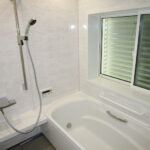 サムネイル：完成　ホーロー素材のシステムキッチンに入れ替え、傷がつきにくく掃除も楽。大容量の収納も魅力です。