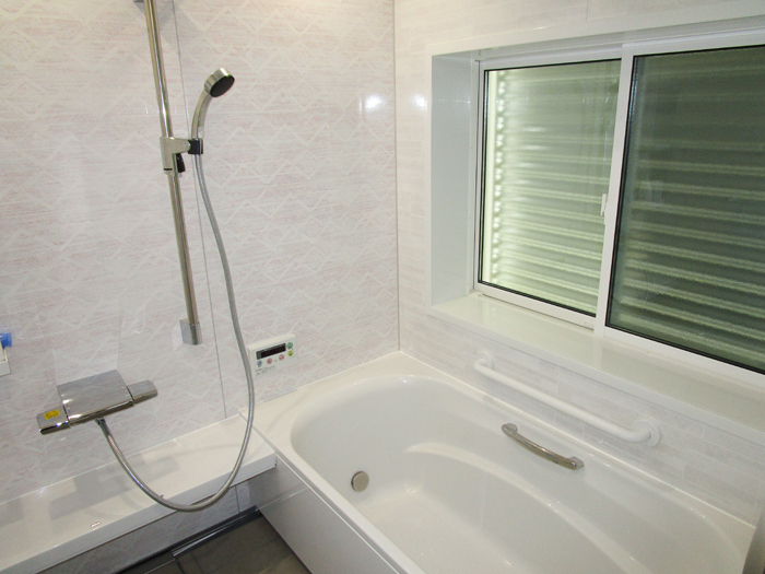 画像：完成　ホーロー素材のシステムバスに入れ替え。ホーロー素材は汚れが付きにくく掃除も楽に。浴槽は高断熱浴槽を採用し、エコにもなります。