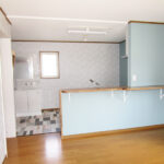 サムネイル：完成　ホーロー素材のシステムキッチンに入れ替え、傷がつきにくく掃除も楽。大容量の収納も魅力です。