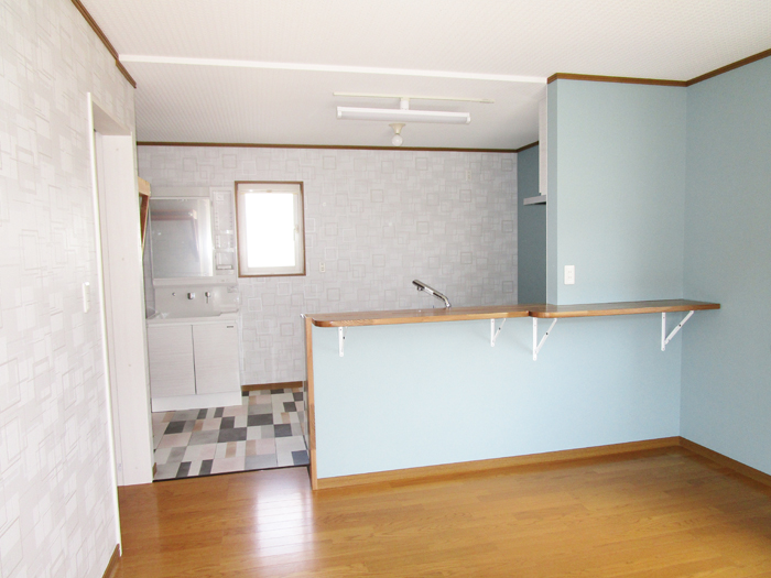 画像：完成・2階LDK　開放的なLDKに仕上がりました。床材、壁紙は施主様がコーディネート。