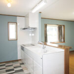 サムネイル：完成　ホーロー素材のシステムキッチンに入れ替え、傷がつきにくく掃除も楽。大容量の収納も魅力です。