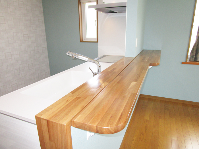 画像：完成・2階LDK　施主様オーダーの折りたためるキッチンカウンター。大工さんの手作りです。