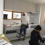 サムネイル：施工後：コンロはガスからIHに、水栓は節水型に、レンジフードは通電連動でお手入れしやすい仕様で、安心安全なキッチンとなりました。